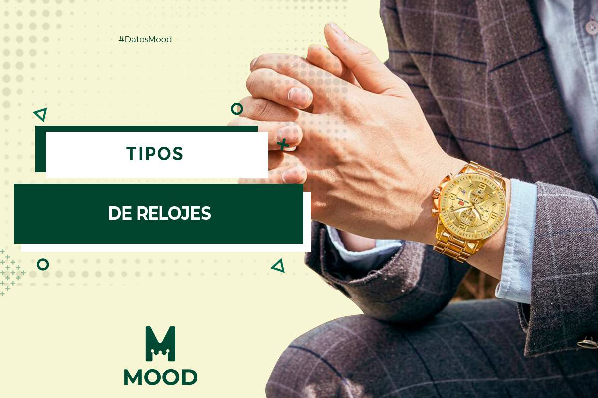 reloj dorado puesto en mano